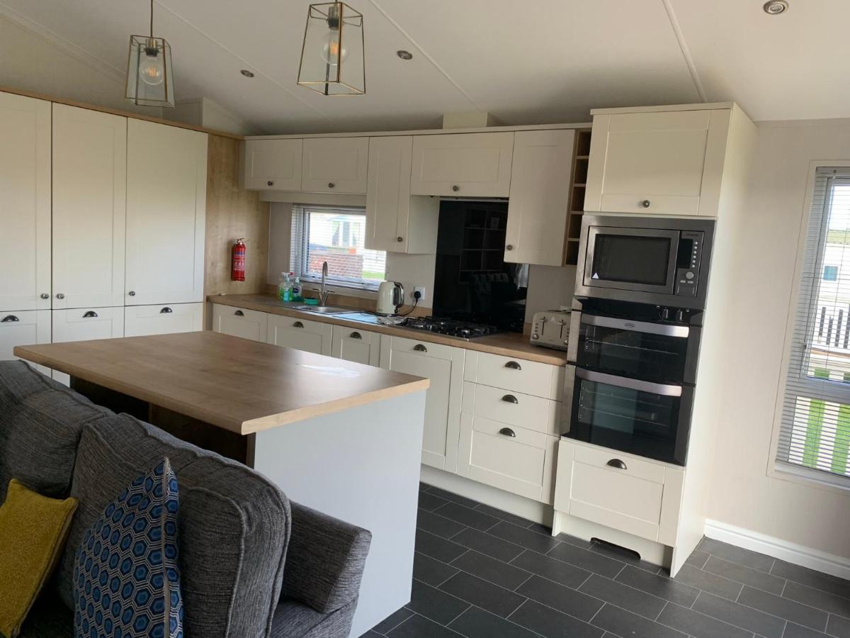 8 Birth Lodge On Cayton Bay Holiday Park スカーバラ エクステリア 写真