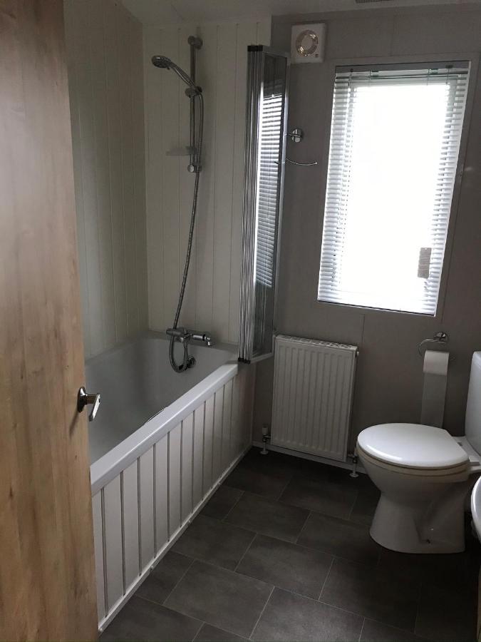 8 Birth Lodge On Cayton Bay Holiday Park スカーバラ エクステリア 写真