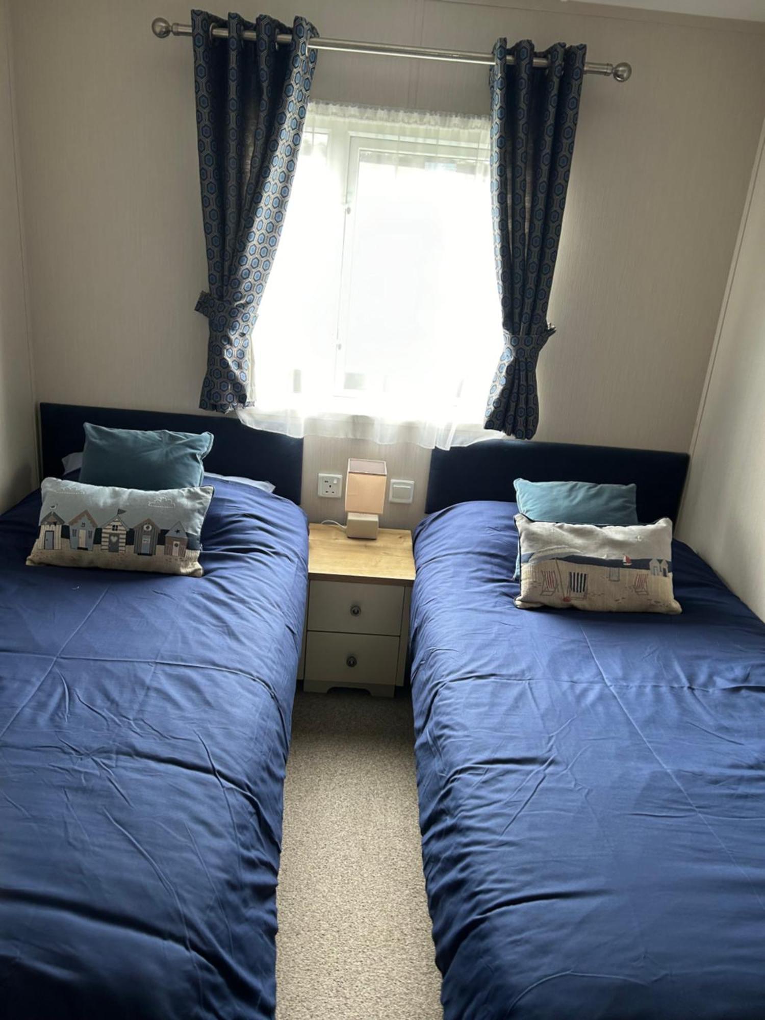 8 Birth Lodge On Cayton Bay Holiday Park スカーバラ エクステリア 写真